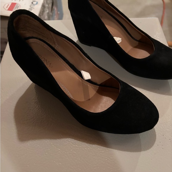 Merona Elegant Black Suede Heels - Picture 2 of 5
